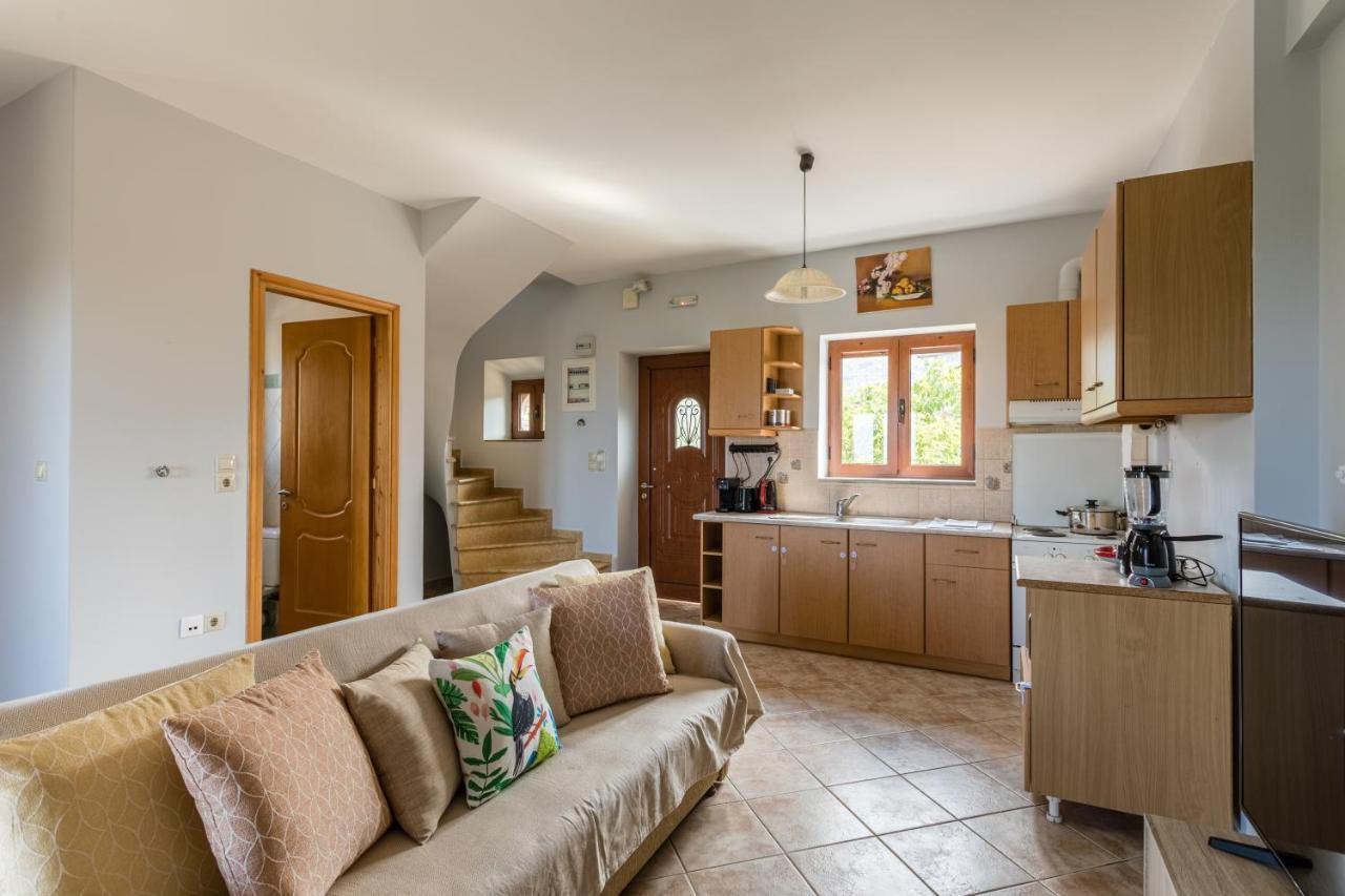 Chioureas Apartments Lévktron エクステリア 写真