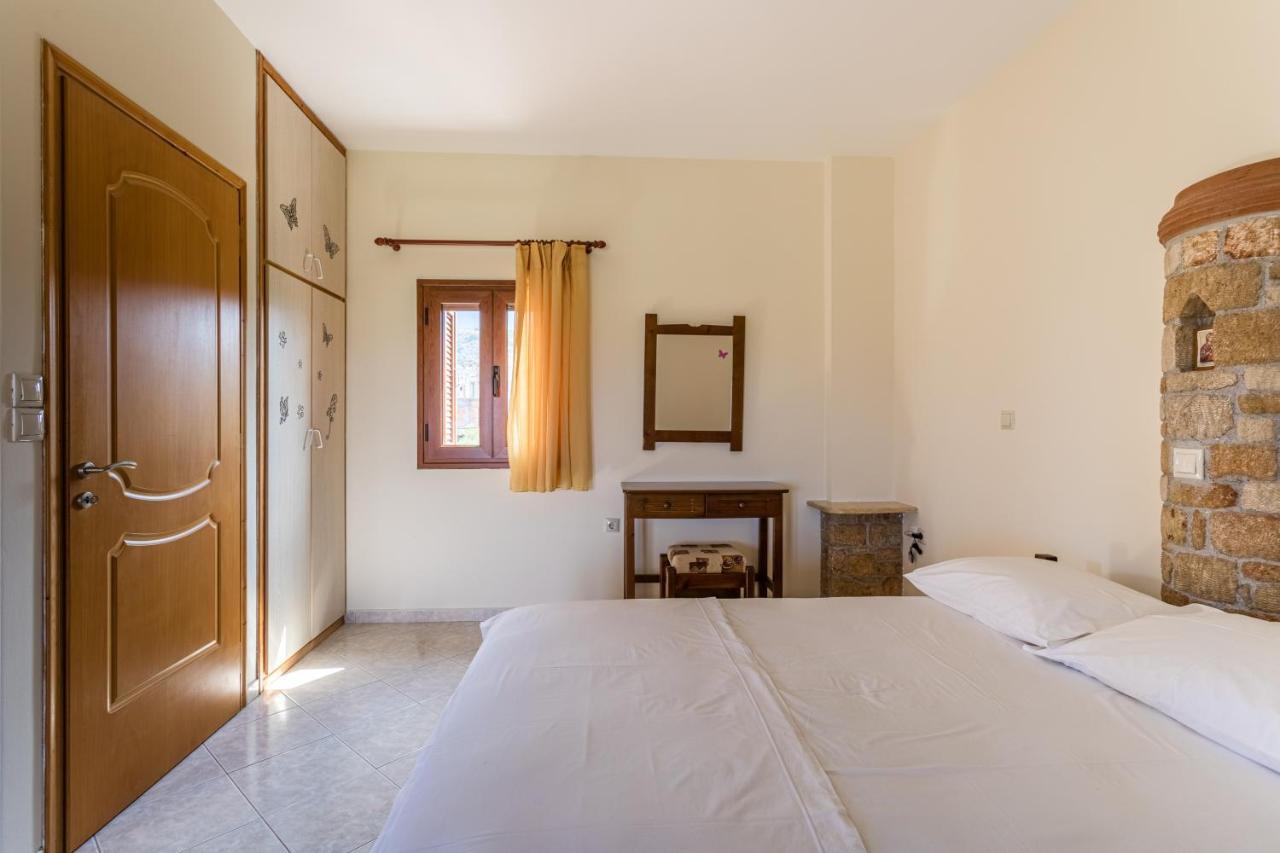 Chioureas Apartments Lévktron エクステリア 写真