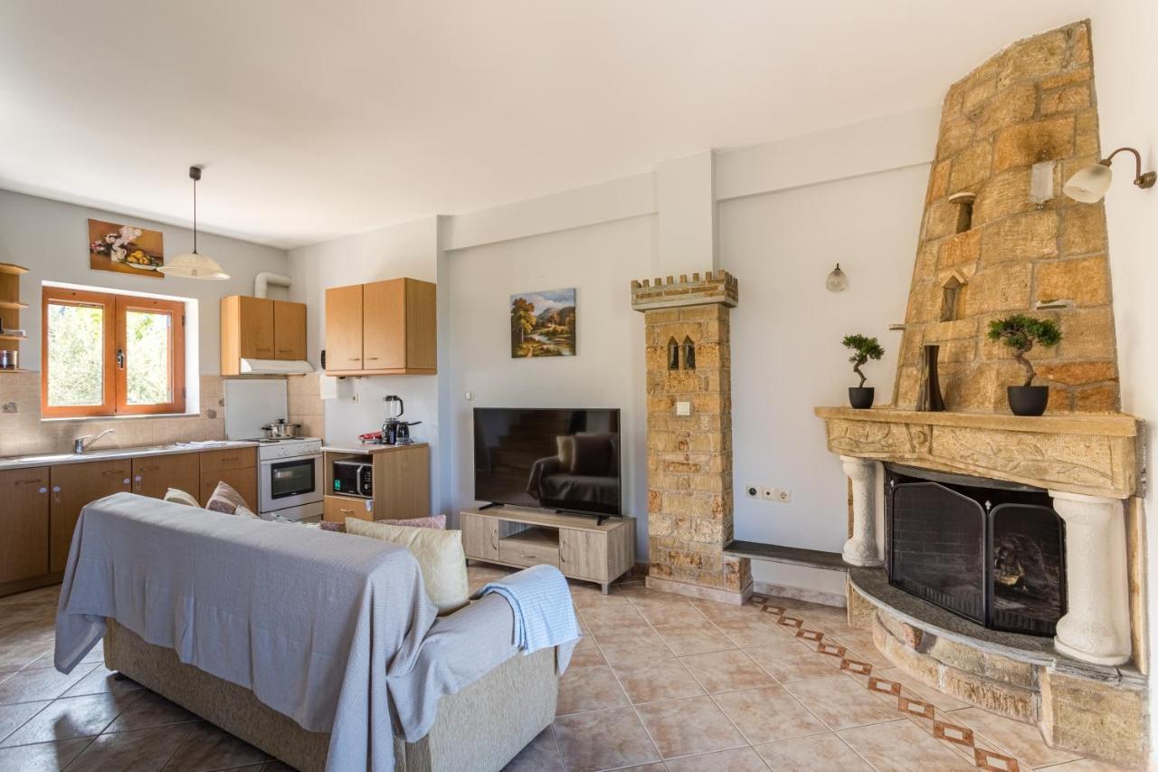 Chioureas Apartments Lévktron エクステリア 写真
