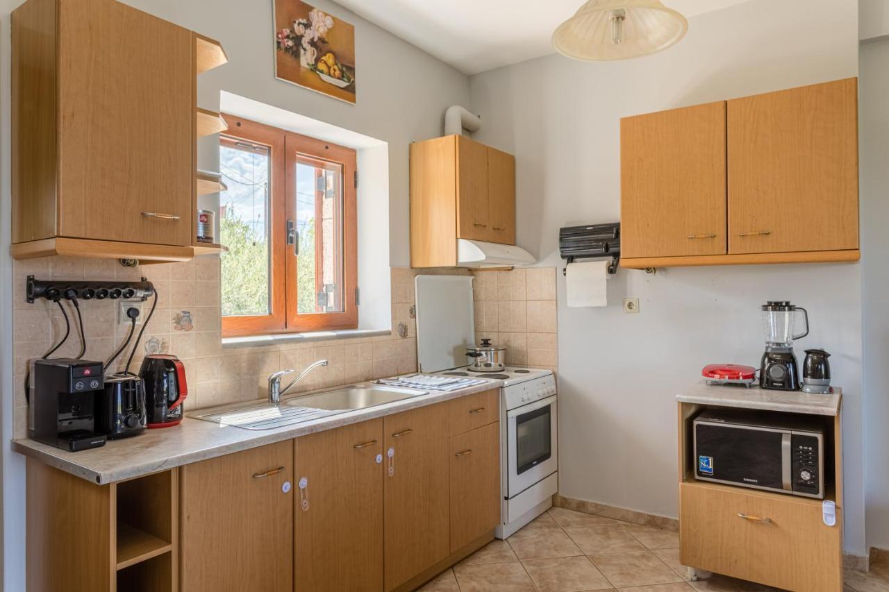 Chioureas Apartments Lévktron エクステリア 写真