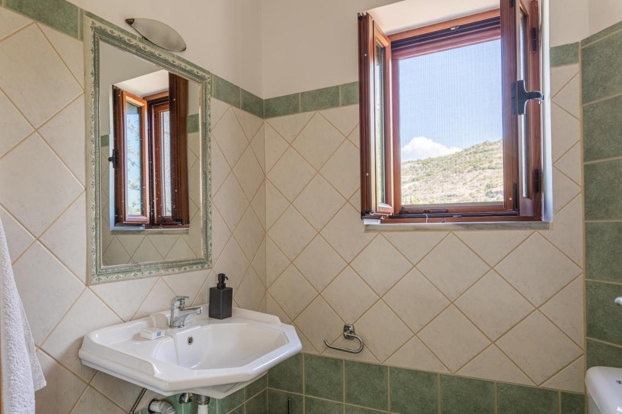 Chioureas Apartments Lévktron エクステリア 写真