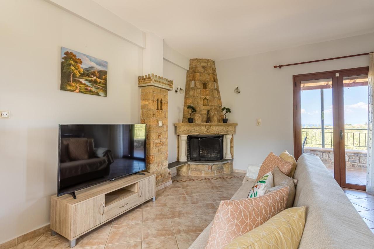 Chioureas Apartments Lévktron エクステリア 写真